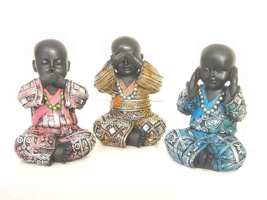 Quel est la signification des trois singes remis au goût du jour avec les moines tibétains?